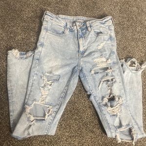 Light wash ripped American eagle jeans!